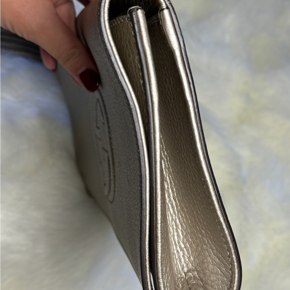 Gucci Metallic/Gold Pebble Leather Soho Clutch - Picture 5 of 16